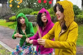 请保佑第一个离婚成功，看不上第二个和第三个对我一见钟情,还一年给我一百万。#服装搭配 #万万想不到 #幽默段子视频封面