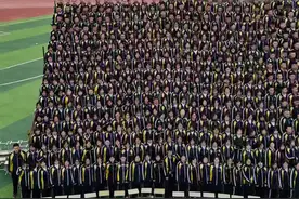 “拍毕业照的时候，全班女生都在涂口 红，而我们男生都在买雪糕”懂？ #内容启发搜索