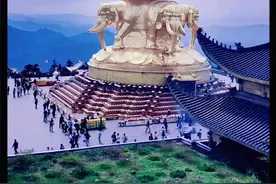 峨眉山金顶风景区位于四川省西南部，是峨眉山的主峰，海拔3077米，是峨眉山景点和寺庙的汇集地，也是峨眉山佛教文化的核心区域。 自然景观 日出：金顶是观赏日出的理想之地，当万籁俱寂时，一轮红日从无边的云海喷薄而出，周围云蒸霞蔚，金光万道，十分震撼。 云海：峨眉山的低云多雾汇成壮观的云海，云海中浮露出许多岛屿，云腾雾绕，宛若佛国仙乡。  佛光：晴天登上峨眉金顶，当下方雾气弥漫时，若背对太阳而立，前方的雾气中有时会出现一个彩虹般的光环，中间浮现人影，并且影随人动、形影不离十分神奇 圣灯：在金顶无月的黑夜，舍身岩下常出现飘浮的绿色光团，从一点、两点形成千万点，似繁星闪烁跳跃，在黑暗的山谷中飘忽不定。 人文景观  十方普贤金像：金顶上矗立着48米高的四面十方普贤金像，是普贤菩萨的第一个四面十方艺术造型，由台座和十方普贤像组成具有很高的文化价值和观赏审美价值 华藏寺：全称为“永明华藏寺”，位于峨眉山金顶主峰。清光绪16年至1972年，华藏寺历经几次大火，仅幸存明代“铜碑”“铜门”和清代“铜象”。2002年，峨眉山佛教协会重新规划并制定了“恢复华藏寺改造工程”方案，恢复了华藏寺昔日之庄严。 旅游攻略 最佳时间：每年的4-10月天气晴朗，温度适宜，适合登山和观景。 交通方式：可先到峨眉山站，再换乘景区大巴到雷洞坪，然后步行约1.5千米抵达接引殿，最后换乘金顶索道到达金顶。#唯美意境 #创作者中心 #创作灵感 #峨眉山金顶 #峨眉山景区