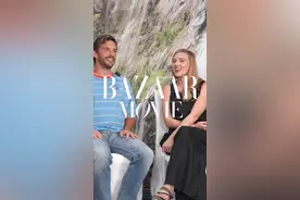 #寡姐乔贝贝CP感 电影 #侏罗纪世界重生 即将于 6月29日全国上映，BAZAAR 第一时间对话了影片主演 #斯嘉丽・约翰逊、#乔纳森・贝利 和 #鲁伯特・弗兰德。上海的外滩夜景给斯嘉丽留下了深刻的印象，乔贝贝称斯嘉丽给她留下的“物理印象”最深，两人默契互动CP感十足。上山下海、穿越雨林，准备好与恐龙相遇大银幕了吗？