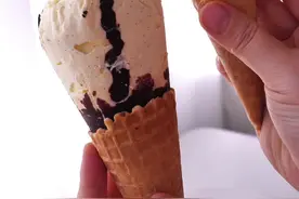 🍦裱花袋自制巧克力脆皮冰淇淋｜细腻无渣超丝滑 --- 🌟 材料清单（3-4支量）  ▫️ 基础冰淇淋糊：蛋黄3个｜糖50-55g｜牛奶120g｜淡奶油250g  ｜香草荚一个（可选）  ▫️ 草莓酱：草莓500g｜糖100g｜柠檬汁25g   ▫️ 巧克力酱：黑巧100g｜淡奶油100g         隔水加热至融化后保鲜膜贴面冷藏至凝固即可  ⚠️酱料根据喜好适量添加，喜欢口感浓郁就多加  ▫️ 巧克力脆壳：中号裱花袋➕8g巧克力隔水融化  🥄 **步骤**   1️⃣ 煮蛋奶糊：蛋黄+糖拌匀，加香草热牛奶80度左右缓缓倒入拌匀，后倒回锅中小火加热至浓稠（85℃杀菌） 2️⃣ 淡奶油打至6分发，拌入冷却的蛋奶糊，基础冰淇淋糊完成！中号裱花袋放入8g巧克力隔水融化冷却备用！ 3️⃣喜欢其他口味直接在基础冰淇淋糊中添加适量酱料即可 4️⃣ 冰淇淋糊挤入裱花袋中模具，冷冻一夜  ---  💡 翻车退退退 ✅ 蛋奶糊别煮成蛋花汤！全程小火并快速搅拌～   ---  #自制冰淇淋 #夏日甜品 #巧克力脆皮 #省饭课代表
