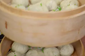 不用揉面也不用擀皮，筷子搅一搅就能做这透皮流油的#酱肉小笼包 详细的比例教程分享给大家，让你看完就能学会～#早餐#包子