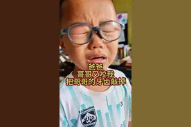 咬人就要敲牙齿#爸爸带娃 #双胞胎打架日常#二哥三弟