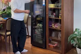 定制的#北美黑胡桃木 冰箱柜 不管怎么摆放 影响不了它的实用性美观性#全屋定制 #生活美学视频封面
