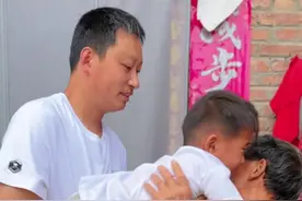 老表种的黄瓜已经长大了，香菜也能留种子了，杏也快熟了，到了收获的季节了！ #新农人计划2025 #抖音记录农村生活 #我的乡村生活 #农村生活 #记录真实农村生活视频封面