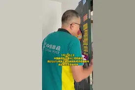 连云港市首封高考录取通知书，今日送达！  7月12日上午，中国邮政连云港分公司投递员将2025年连云港市首封高考录取通知书送达考生王紫涵手中。王紫涵以632分的成绩，被南开大学外国语言文学专业录取。 第一封高考录取通知书的顺利投递，拉开了连云港市2025年高考录取通知书投递的帷幕。中国邮政连云港分公司对高考录取通知书全环节，开辟“绿色通道”，优先处理、精准投递，安全又快速地送到考生手中。各位考生与家长可通过唯一官方查询通道“EMS中国邮政速递物流”公众号，查询录取通知书所在位置和派送状态。（视频 李帅 记者 王文 刘蔚 通讯员 王碧碧 殷杰）