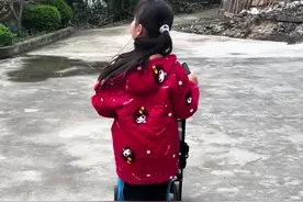 有大宝的时候我心里就在想有她一个就好了，可是等她大一点之后又想着再生一个吧！再生一个以后她有伴。好了，后面怀上了就又想着我会不会偏心小的，因为老是在网上看到有一些妈妈就会偏心小的，我就在心里暗暗发誓我以后一定不要这样，所以再孕期大宝真的很懂事有什么好吃的或者她认为好玩的东西都会给我，包括孕期需要吃一些药和钙片在她读书不能回家的时候还要叫奶奶打电话提醒我叫我记得吃，还早早就开始准备好了礼物说要送给自己的妹妹，时间过的也快今年2月份小宝和我们见面了。到今天我才发现我把偏不偏心，水要端的一样平这个问题看得太轻巧，真的真的我现在都控制不了自己的情绪，因为小宝太小不懂得表达就只能用哭来表达，所以重心基本都在小宝身上，小宝一哭闹的时候我感觉我头都要炸掉一样大宝还在一边妈妈妈妈怎样怎样的时候就会忍不住吼她，记忆里过去几年吼她的次数一只手都数的过来，而现在短短两个月时间我都凶你好多次了，所以我现在在这里发这个视频是要给我自己提个醒。不过我希望你再给妈妈多一点点时间，我会努力努力控制好自己的情绪的，爱你我的大宝！