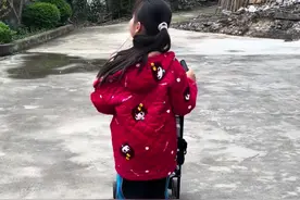 有大宝的时候我心里就在想有她一个就好了，可是等她大一点之后又想着再生一个吧！再生一个以后她有伴。好了，后面怀上了就又想着我会不会偏心小的，因为老是在网上看到有一些妈妈就会偏心小的，我就在心里暗暗发誓我以后一定不要这样，所以再孕期大宝真的很懂事有什么好吃的或者她认为好玩的东西都会给我，包括孕期需要吃一些药和钙片在她读书不能回家的时候还要叫奶奶打电话提醒我叫我记得吃，还早早就开始准备好了礼物说要送给自己的妹妹，时间过的也快今年2月份小宝和我们见面了。到今天我才发现我把偏不偏心，水要端的一样平这个问题看得太轻巧，真的真的我现在都控制不了自己的情绪，因为小宝太小不懂得表达就只能用哭来表达，所以重心基本都在小宝身上，小宝一哭闹的时候我感觉我头都要炸掉一样大宝还在一边妈妈妈妈怎样怎样的时候就会忍不住吼她，记忆里过去几年吼她的次数一只手都数的过来，而现在短短两个月时间我都凶你好多次了，所以我现在在这里发这个视频是要给我自己提个醒。不过我希望你再给妈妈多一点点时间，我会努力努力控制好自己的情绪的，爱你我的大宝！