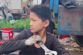 河南小男孩是个修车老手，每个周末完成作业后，主动帮家人修车，12岁已有6年工龄……视频封面