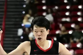 杨瀚森首秀表现惊艳！24分钟得到10分4板5助1断3帽，填满了数据栏，正负值+19，带队战胜勇士，瀚森的表现得到了中外球迷，甚至比状元的首轮表现还要惊艳！期待瀚森！继续加油！#杨瀚森 #NBA夏季联赛 #杨瀚森夏季联赛首秀 #波特兰开拓者 #阿才说球