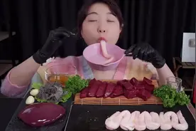 韩国吃播yamyami吃生牛骨髓和生牛肝😱#韩国吃货主播 #解压声控视频封面