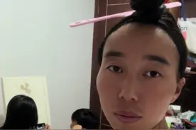 今天他一个朋友孩子过生日就他去吃饭，结果他给别人孩子包了500块的红包，回来却只给了自己的孩子带了一些别人吃剩下的蛋糕，我就想问问你你的良心真的不会痛吗，宁可让别人的孩子开心也要委屈自己的孩子，面子真的有这么重要吗#日常vlog #分享有趣的视频 #亲子互动 #原创作品 #内容过于真实