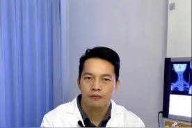 颈椎小关节错位给予手法复位治疗 年轻小伙子经常低头颈椎反弓，出现小关节错位，给予手法复位处理。#抖出健康知识宝藏 #颈椎按摩