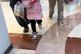 小女孩在商场大哭大闹，哥哥捂着嘴，小姨在一旁拍视频，回家还挨揍:只有小女孩破碎了#搞笑 #童年 #教育视频封面