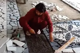 巴基斯坦工匠庭院道路铺贴#院子地铺砖 #庭院地面铺装 #能工巧匠 #院里地铺石效果 #户外庭院地铺石视频封面