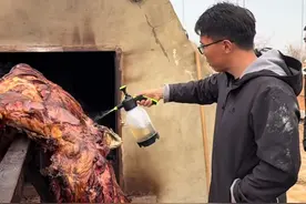 农场烤全牛，来了来了，烤的很成功啊，外酥里嫩，香喷喷 #记录真实生活 #烤全牛 #农村生活 #现场实拍 #抖音美食推荐官视频封面