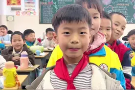 传统节日习俗知多少～传承传统文化 二年级的老师们，你们上到哪一刻了？学习了二年级下册《传统节日》，当即来考考孩子们，一遍过，我的孩子们棒棒哒～#二年级下册语文 #传统文化 #中国传统文化 #记录校园生活 #小学语文视频封面