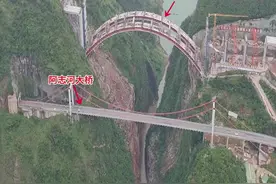 这就是正在建设中的乌蒙山特大桥，距离峡谷底部高达350米，不可思议的是，在桥拱部分上面还停着一辆起重机，这又是如何开上去的呢？#超级工程 #厉害了我的国🇨🇳 #中国基建 #青年创作者成长计划