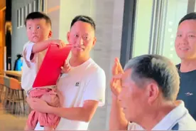 我们每个人都在奔赴不同的人生，也都在以不同的方式成长着，妮娃被困在一方小天地里，一定特别向往外面的世界，对于三行来说，无论妈妈怎么样，能够有爸爸妈妈陪在身边，就是最幸福的时刻！#新农人计划2025 #抖音记录农村生活 #我的乡村生活 #农村生活#记录真实农村生活
