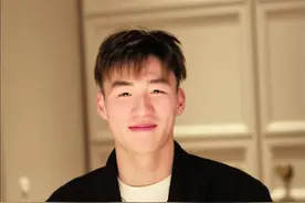 双语主播篮球队长 今天给大家介绍一位特别阳光的男大生——李卓航，他是琨的初中同学，现在可是南京传媒学院的篮球队长哦！专业是双语播音，鞋码44-45，妥妥的运动型男！  在篮球场上，卓航可是队里的主心骨，主打控球后卫和得分后卫，平均每场能拿下15-20分，实力不容小觑！  除了篮球，卓航还特别喜欢看书，尤其是张嘉佳的作品，他说张嘉佳的书有一种特别的魔力。卓航的声音低沉有磁性，对自己的鼻子也很满意，还有人说他有一双迷人的小狗眼呢！  用三个词来形容自己，卓航选择了：内敛、热爱运动、偶尔不成熟。  快来跟我一起看看与卓航的对话吧，不容错过！ #篮球男孩 #男大学生 #185体育生 #i人  @琨