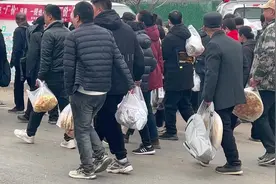 陕西武功逛河滩会，旗花面有上百家，据说摊位费贵 #武功河滩会视频封面