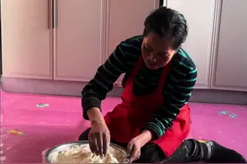 帮邻居大哥蒸馒头 邻居嫂子没在家，老大哥想吃馒头又不会，刘哥刘嫂帮他蒸了两锅馒头，这馒头看着就想吃吧。#抖音记录农村生活 #蒸大馒头 #农村美食记录生活 #人间烟火 #山东人有多会蒸馒头视频封面