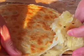 这样做的家常油饼又酥又软，很简单，学会了做给家人吃#妈呀太香了 #葱油饼 #美食教程 #抖音美食推荐官视频封面