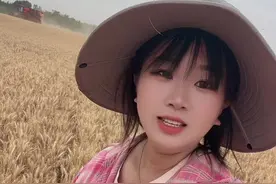 #小麦收割机 #麦收的季节 #我的抖音生活日记 #收割机跨区记录篇 收割机行业今年太难干了啦，本来小麦收成就不好，价格就不高，还有人恶意竞争，低价收割，咱出去割麦子根据当地价格，当地行情，不乱价，不低价，有些人就爱干些损人不利己的事！图啥呢！