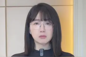 看到震区废墟上这个抱着孩子遗物跪地痛哭的身影，心痛到无法呼吸……他的天塌了，却强忍悲痛奋力扛起肩上的责任！致敬警号234238，致敬地震中的每一位平凡英雄！#正救人的他看到自己孩子遗物痛哭  #致敬辅警轮珠  #男孩手举国旗搬运物资令人泪目 #广电V光 #新闻姐 @抖音短视频