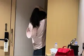 兄弟们，给你们一个忠告，请远离索取型的女生，这种女生，心真的很硬，刻在骨子里的自私，无论是物质，还是情绪，她都会榨干你，她不会认为你是爱她才对她好，在她的认知系统里，她只会觉得，你对她好，你才配站在她的身边，你必须永远积极的讨好她，宠着她，但凡有一点懈怠，那都是你态度不行，她都要跟身边的人吐槽，你有多渣，这样的女生在感情里，永远只会保持高姿态，她心情不好的时候，你得包容她，你心情不好的时候，她就要说你情绪不稳定，说你幼稚，跟你在一起很累，对于这种女生，无论你付出多少，你都很难得到对等的回馈，如果遇到这样的女生，我请你离她远一点，不然最后你会人财两空，不信你去试试！