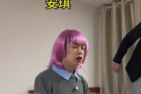 #小春兰 逢机会想跑没成功！突然遇到无名人想带她走，突然想起之前的试探和三毛说这是他们的地盘，没敢多想！安琪被迫尝试水果味后身体出现不适……