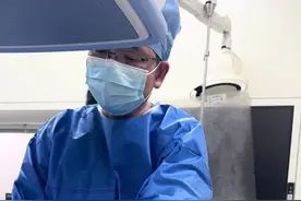 小关节源性腰痛是最常见的腰痛原因之一，又名腰椎脊神经后支卡压综合征。我科创新传统治疗方法，采用特制穿刺针，DSA定位下沿着横突、上关节突钝性分离腰椎脊神经后支卡压#腰痛 #小关节源性腰痛 #腰脊神经后支卡压 #腰椎介入 #腰疼视频封面