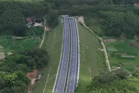 你眼前看到的这截高速公路就是南宁到湛江的高速公路，为何修到广东这里却断尾了呢！#网红公路 #旅行推荐官
