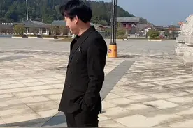 不好意思，把路过的帅哥尴尬到了视频封面