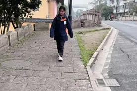 接孩子放学仪式感得拉满#搞笑 #接娃放学 #惊不惊喜意不意外视频封面