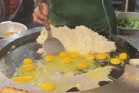 蛋炒饭，街头小吃 蛋炒饭，街头小吃#炒饭 #蛋炒饭 #街边小吃 #摆摊小吃 #蛋炒饭的美味做法