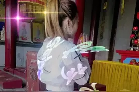 “马到难处，莫鞭打，人到难处，拉一把，山不转水还转，谁知今后谁有难，夜深人静思故乡，谁知日后…谁风光。”视频封面