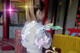 “马到难处，莫鞭打，人到难处，拉一把，山不转水还转，谁知今后谁有难，夜深人静思故乡，谁知日后…谁风光。”视频封面