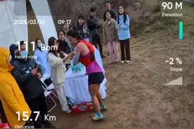 30公里以下短距离越野跑应快速过补给站，30公里以下短距离越野跑应快速过补给站，短距离越野跑分秒必争，在补给站减速停留，可能就是几十米上百米的差别，而我总是在补给站，想要慢下来缓一下，给自己一个心理安慰，其实不补给也行！因为身上带的水完全够这一场20多公里的奔跑！  第1个补给站过后追上了来自福建的林鼎骅，第2个补给站之后追上了女子第7名任提 ，她曾在厦门越野赛50公里中获得季军，后面在上坡又超过了唐景燕。在终点前3公里处下坡又追上了女子第5名王敏 ，但是始终没有追上前面近在咫尺的男子，最终男子29名完赛。#越野跑 #越野东海 #萨洛蒙黄金联赛 #越野跑补给 #越野跑的魅力视频封面