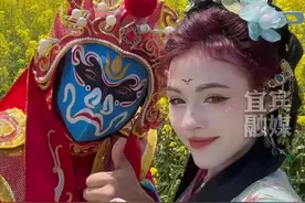 #老外成都油菜花田偶遇非遗变脸 小伙油菜花田表演川剧变脸惊呆老外，瞬间被吓成表情包，直呼太厉害了 #成都油菜花田里长出非遗了 #川剧演员油菜花田表演变脸圈粉外国人视频封面
