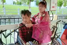 不婚主义 他是街头巷尾的“流浪者”，也是满腹经纶的“读书人”。一身褴褛，却藏不住胸中万卷书；半生漂泊，却活成了千万人心中“不敢成为的自己”——他是沈巍，一个用独身与不婚对抗世俗期待的“人间清醒者”。 有人说他“怪”，捡垃圾、不结婚、对女人“没兴趣”，可他反问：“人生的价值，难道只在于成家立业？ 多少人的一生，被“按时结婚”“传宗接代”的枷锁捆绑，活成了父母期待的样子，却弄丢了自己的灵魂。而沈巍，用26年的流浪告诉我们真正的自由，是敢于对“标配人生”说“不”他并非天生抗拒婚姻，而是看透了“为你好”背后的控制欲。 幼时，父亲撕毁他的文史书籍，逼他学审计；成年后，社会又用体面工作 完整家庭定义他的价值。他选择流浪，是逃离枷锁，更是对自我信仰的坚守——宁可孤独地与《左传》《尚书》对话，也不愿在世俗剧本里扮演“合格演员”若连自己的心都安放不了，婚姻不过是另一座牢笼。有人用婚姻填满孤独，我用书本填满灵魂 他的独身，不是冷漠，而是清醒；他的不婚，不是逃避，而是选择活出了精神世界的丰盈 ，我们何尝不是另一种“流浪者”？ 身体困在格子间，灵魂却无处栖息；嘴上喊着“独立”，却活成相亲市场上的“待价而沽”。沈巍的“怪”，恰恰照见了我们的“怕”——怕孤独终老，怕与众不同，怕活不成别人眼里的“正常”。 沈巍的故事，不是鼓吹不婚，而是追问幸福的本源。 若婚姻是水到渠成的相遇，独身何尝不是忠于内心的勇气？与其在世俗框架里“假装幸福”，不如像他一样，在热爱的领域“极致流浪”身体可以漂泊，灵魂必须自由人生只有一次，愿你活得“自私”一点爱书，便与书终老；爱人，便为爱奔赴。 真正的体面，从不是活成别人的期待， 而是活成自己视频封面