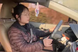 手动挡对于一般人来说难以驾驭，手动挡汽车的驾驶需要一定的技巧和熟练度，包括油离配合和换挡时机，这对于没有接触过或很少接触手动挡的人来说是一个挑战#手动挡 #手握方向盘的女孩子 #dou是好车 #撸车日常 #再好的副驾驶不如自己手握方向盘视频封面