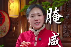 腌咸鸭蛋 姐妹们，在我们老一辈的人喜欢用黄泥巴腌咸鸭蛋，用老方法腌出来的咸鸭蛋，咸香流油，蛋黄起砂，特别好吃，你们都是怎么做的呢？#咸鸭蛋#腌咸鸭蛋#民间传统制作视频封面