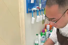 衣服84烧伤发黄还原 白色衣服用84消毒液浸泡发黄了怎么办，今天龙哥教你轻松解决！#84消毒液 #衣服发黄洗白小窍门 #84烧伤修复 #生活小妙招视频封面