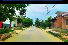 #北马村路段 村落形成与发展   相传明初，山西一席姓人家逃难在此地落户。明孝宗弘治年间，界坊的王福迁到尖角给席家打工，席族衰败绝嗣后，王福继承席家土地。清道光年间，商县蔡道广招赘于王家，后裔按“道、略、定、乾、坤”的蔡家谱系传承。此外，马姓是该村大姓，明朝时从山西逃难此地落户。明万历二年，山西一罗姓逃难流落此地，取名“罗村”。清同治年间，罗村遭兵燹，罗家人逃亡他乡，因马姓村庄在罗村以南，故取名“罗村马”。   名称演变与行政区划变迁   民国时期，北马村为临潼县关山镇第六保所辖。1958年成立人民公社，设井陈大队。1959年与傅马大队合并为新兴大队。“文革”中，大队更名为红旗大队，1971年恢复北马大队名称。1984年，更名为北马村。1987年随区划调整，由临潼县划归西安市阎良区管辖。   文物古迹   村里有明朝年间修筑的尖角古城堡，城体规模较大，有东西两城门，民国年间不再设防，1962年被刨挖，现仅留东北角残城。还有建于1916年的卜家祠堂，为卜氏家族祭祖所建，1935年被改建为学校，建国初被拆除，仅留古槐一株。以及建于1916年的井陈城隍庙，占地900平方米，1933年被改建为学校，庙内鼎、钟等物件流失。   特色文化   北马威风锣鼓历史悠久，建国前就有鼓队，主要在拜祖、祈雨祭神等活动中表演。上世纪七十年代，队员增多，统一训练和服装，常参加婚嫁迎娶、开业庆典等活动，多次在锣鼓大赛中获奖。唢呐演奏也是特色文化项目，盛行于上世纪九十年代，有五支专业队，队员井成刚吹奏技能独特，市电视台曾对其作过专视频封面