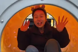 穿白袜子挠脚心。 #逗你一笑😅😅😅烦恼忘掉 #看一遍笑一遍 #笑到肚子疼 #意想不到的结局 #看完不笑算我输