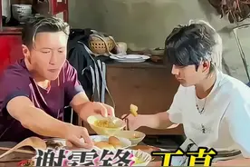 等了四年的同框来了，谢霆锋丁真岚安古镇合体，吃九大碗学敲美鼓，这波互动太甜 #谢霆锋现身泸定 #谢霆锋 #丁真 #谢霆锋带你看风景