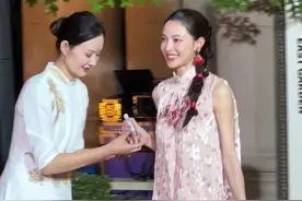 #钟楚曦 粉色中式旗袍造型拎着一串荔枝走红毯～这气质好美！视频封面