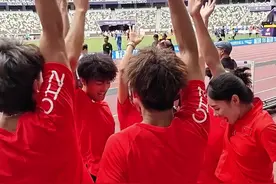 东京世锦赛开赛在即，中国队适应场地 #2025年东京田径世锦赛 即将打响，开幕前一天，不少中国队运动员来到东京新国立竞技场适应场地。未来的9个比赛日里，一起为中国田径健儿加油吧！#眺望东京