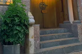 朋友们日照金山来了，带你们去看！从客栈步行15米的地方就可以看到#日照金山#玉龙雪山 #狮子山#观景台#丽江古城